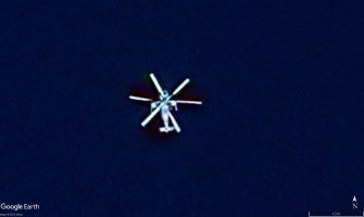 Helicóptero ruso volando sobre el mar en...