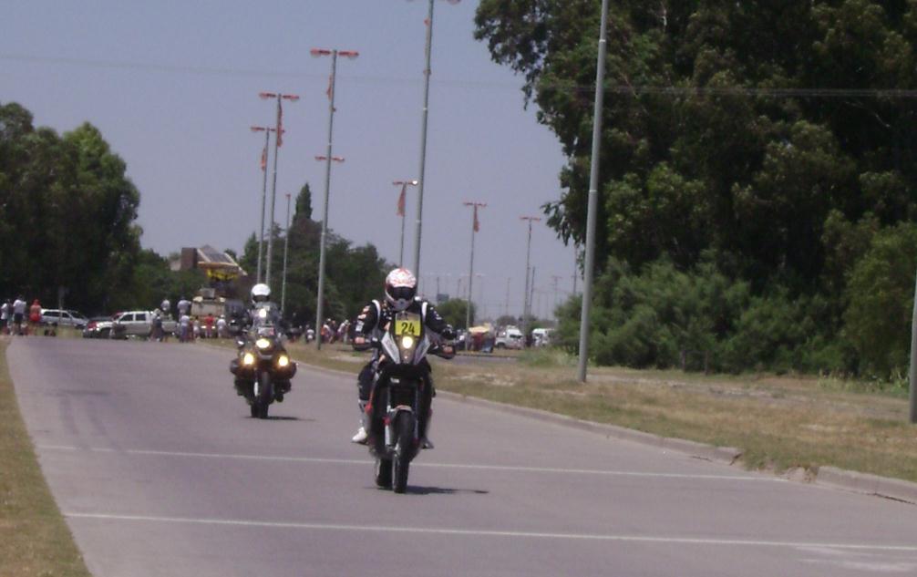 Dakar en Bahia Blanca, Moto seguida por Policía