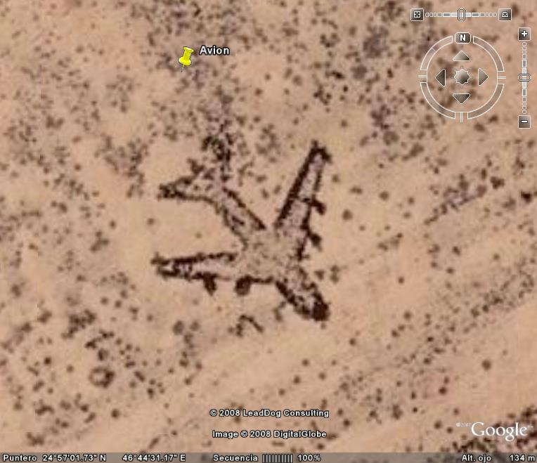 Algo con forma de avión en el desierto saudí 0