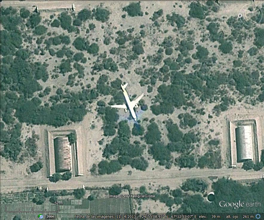 Avion volando sobre bunkeres en Karachi - Pakistan 1