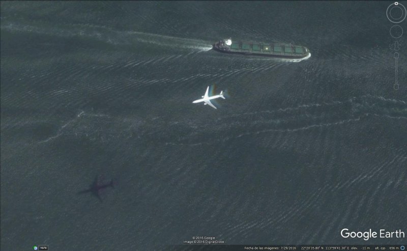 Avion con Barco en Hong Kong 1 - Teoria de las Multiples Sombras Septentrionales 🗺️ Foro General de Google Earth