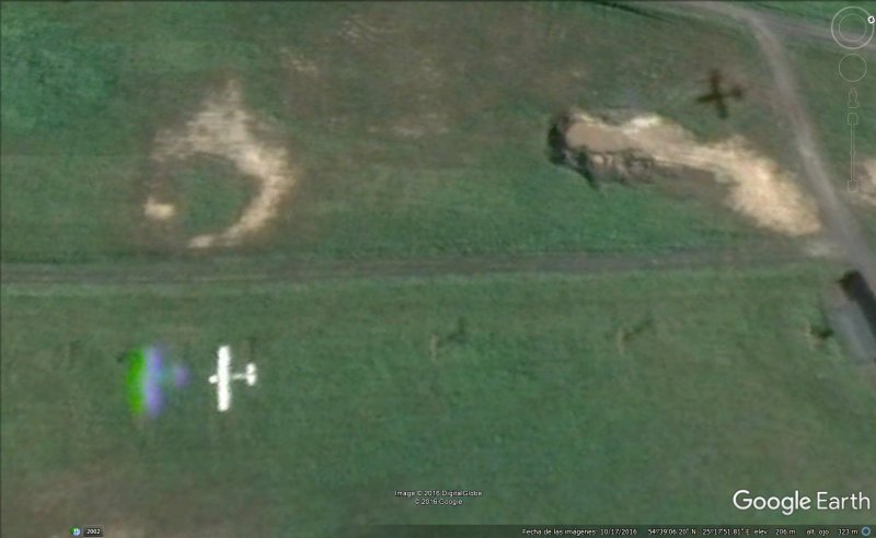 Avioneta cerca de Vilnius, Lituania 1 - Pequeña avioneta volando en el aeropuerto del Al Ain (EUA) 🗺️ Foro General de Google Earth