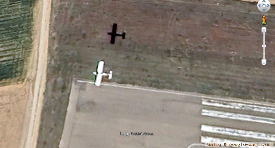 Avioneta Volando en Aeródromo de Ocaña, Toledo, España 1 - Planeador Volando 🗺️ Foro General de Google Earth