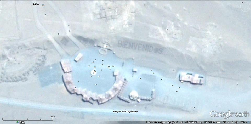 Cartel de Bienvenido, Caral, Peru 1 - Mensajes al Espacio en los jardines de EAU 🗺️ Foro General de Google Earth