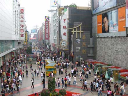 Calle Chunxi, Chengdu, Sichuan, China 1