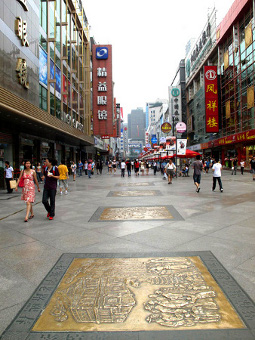 Calle Chunxi, Chengdu, Sichuan, China 1