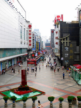 Calle Chunxi, Chengdu, Sichuan, China 0