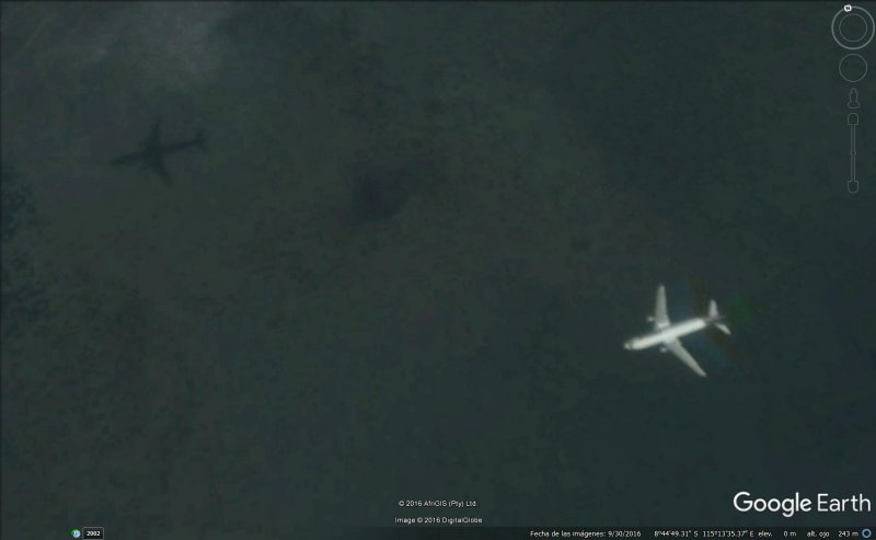 Avion cerca de Bali, Indonesia 1 - Avion con Barco en Hong Kong 🗺️ Foro General de Google Earth