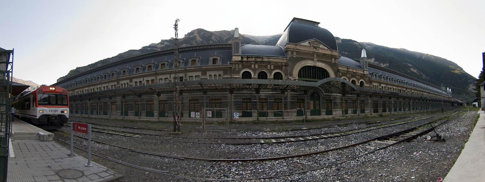 Panorámica 180º - El Canfranero. Melancolía de una línea férrea.