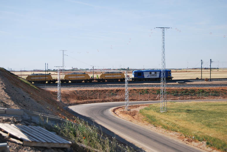 Cargado de piedras - Linea del AVE