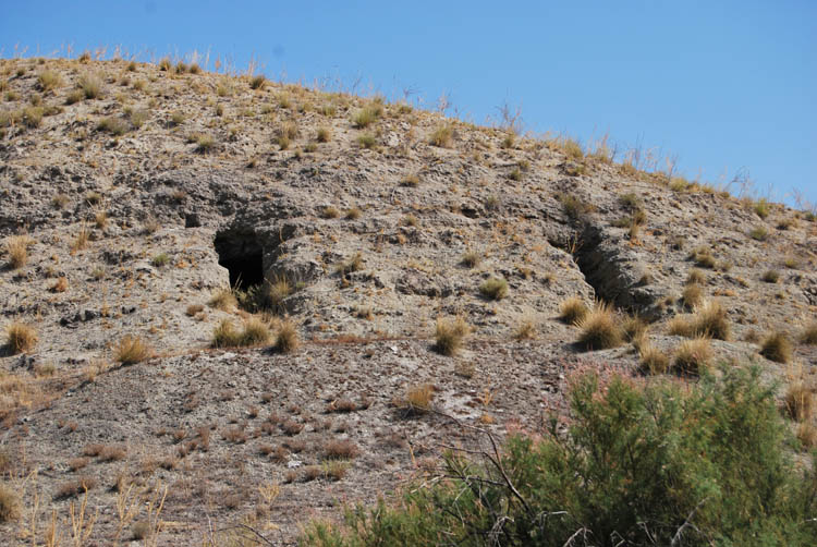 Dos entradas de cuevas - Defensas de Madrid en la Guerra Civil