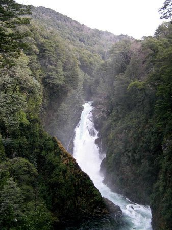 Cascada Chachin - Hua Hum, Neuquén, Argentina 0