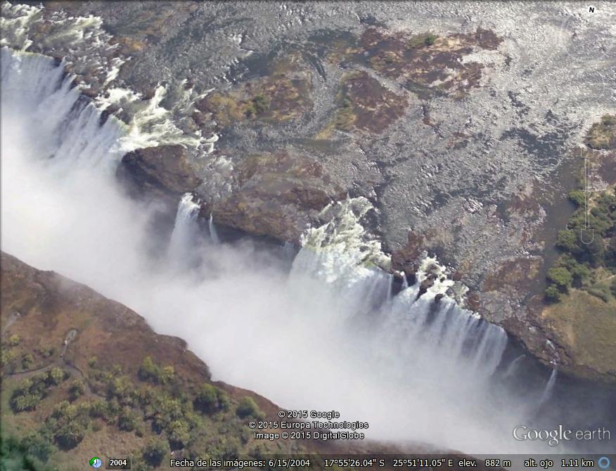 Cataratas Victoria en Alta resolucion 1 - Paisano mirando al cielo desde la puerta de su choza 🗺️ Foro África