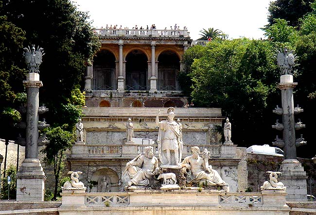 Columnas rostrales en Piazza del Popolo-Roma 0