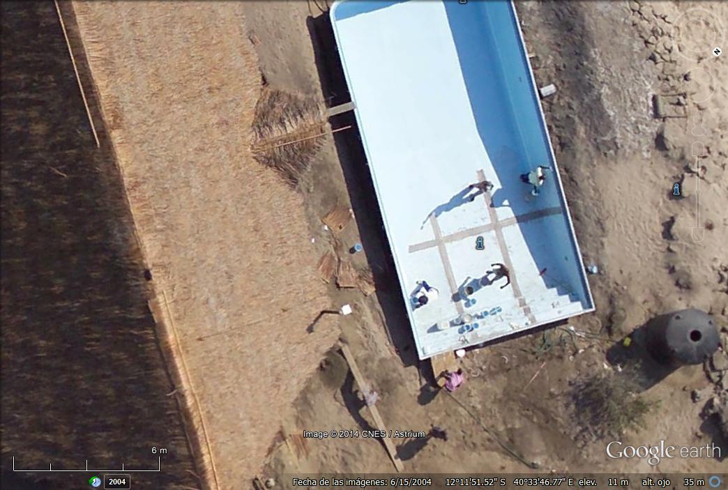 Personas construyendo una piscina en Mozambique 1 - Sombra del avión de Google Earth en Africa 🗺️ Foros de Google Earth y Maps