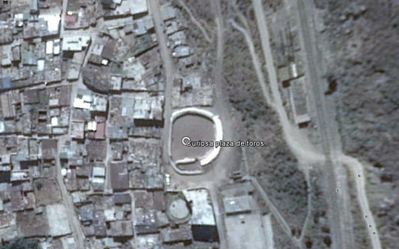 Plaza de Toros irregular en San Mateo, Peru 0 - ¿Quién dijo que las plazas de toros eran redondas?