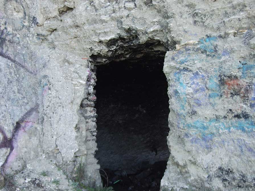 entrada refugio - Defensas de Madrid en la Guerra Civil