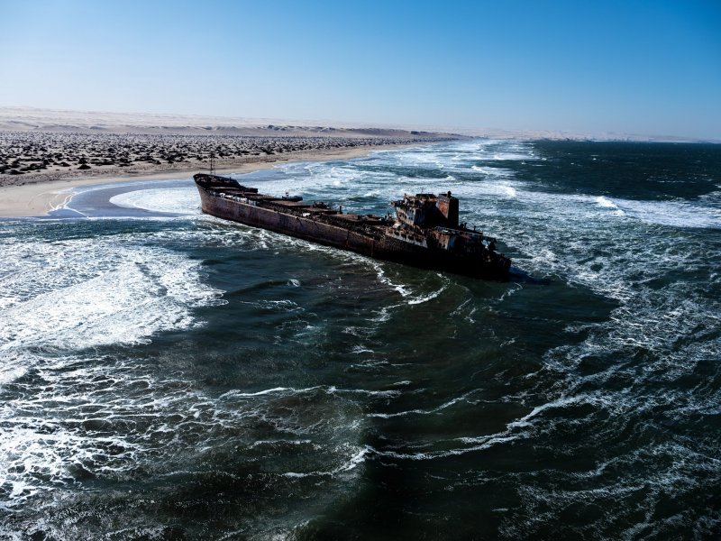 Frotamerica, naufragado en Namibia 2 - M/S Al Mansur, el yate de Saddam Hussein 🗺️ Foro General de Google Earth