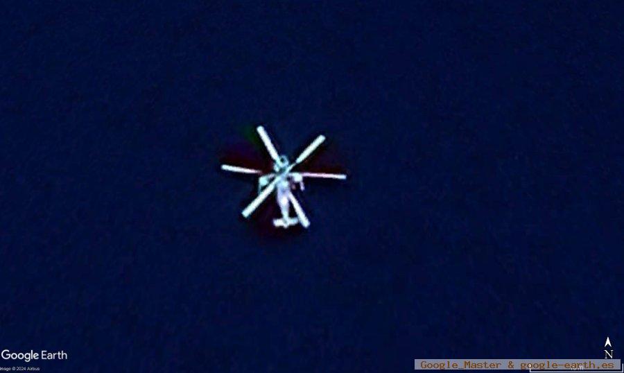 Helicóptero ruso volando sobre el mar en Kamchatka 1