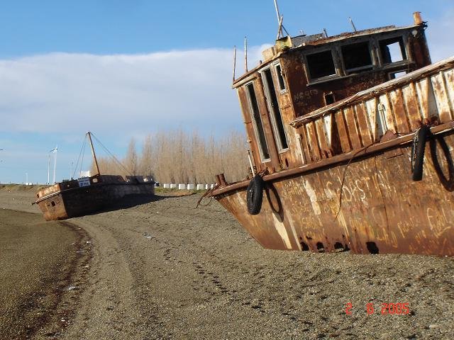 Lanchas de desembarco en Puerto Santa Cruz, Argentina 1 - Barcos Hundidos y Naufragios