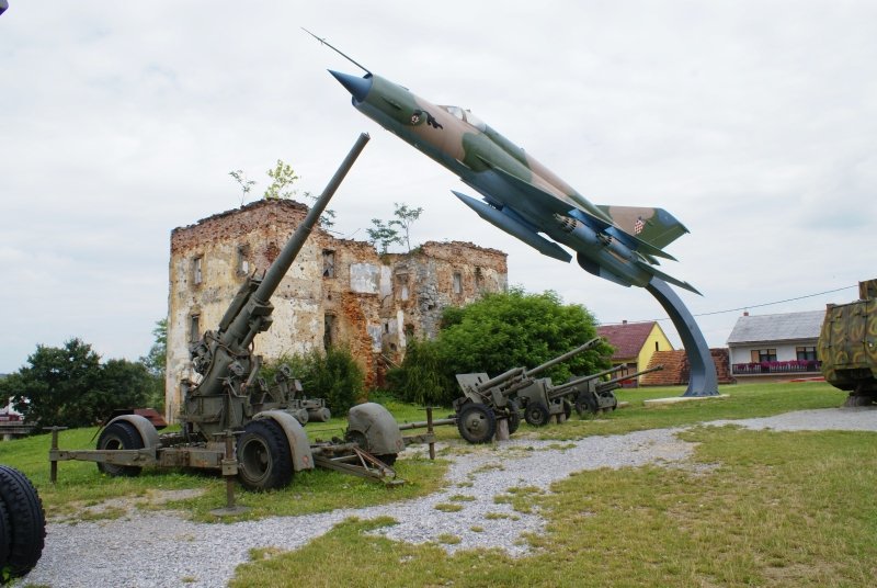 Museo de guerra de Karlovac, Turanj, Croacia 2 - Pueblo Fantasma de Tyneham y Tanques abandonados 🗺️ Foro Belico y Militar