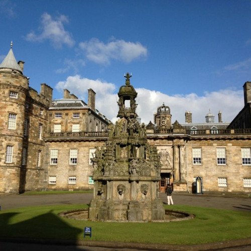 Isabel II en el Palacio de Holyroodhouse, Edimburgo, UK 1