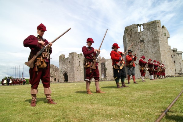 Cargando mosquetones - Castillo de Raglan - Gales - Reconstrucción de Batalla 🗺️ Foro Google Earth para Viajar