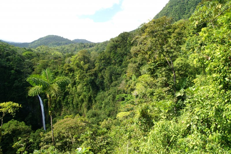 Volcan Arenal con las cascada de La Fortuna