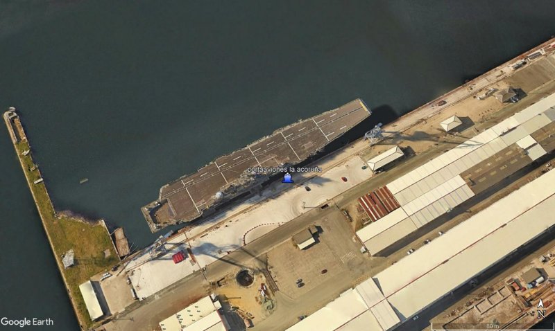 Portaaviones español en la base naval de La Coruña 0