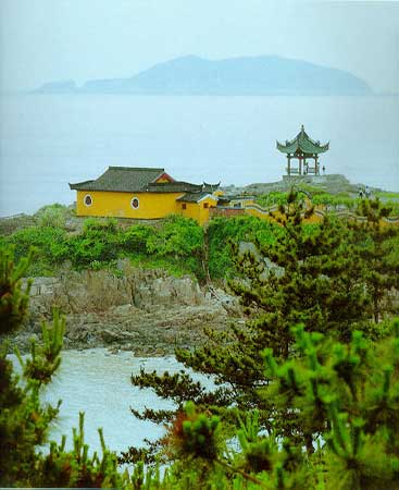 Templo a Kwan Yin, en la isla de PutuoShan, China 0