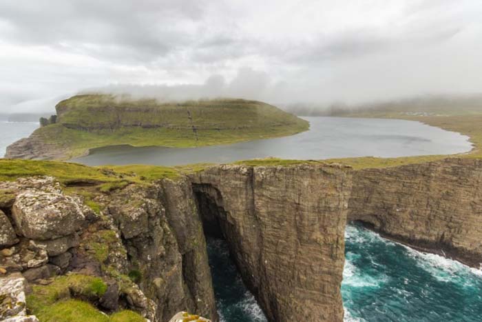 Lago Sørvágsvatn en lo alto del acantilado - Islas Feroe 1