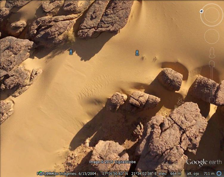 Simplemente rocas y arena - Desierto de Ennedi - Chad 1 - Paisano mirando al cielo desde la puerta de su choza 🗺️ Foro África