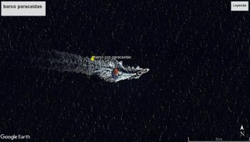 Barco con paracaídas cerca de Honolulu